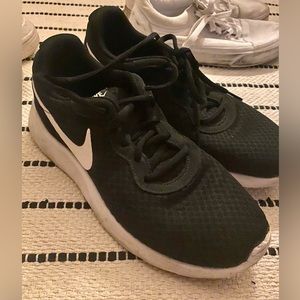 Nike running shoes black white 7.5